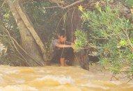 Đi xem câu cá rồi ngủ quên, thanh niên mắc kẹt giữa sông suốt 9 ngày