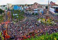 Rộn ràng lễ hội chùa Bà Bình Dương 